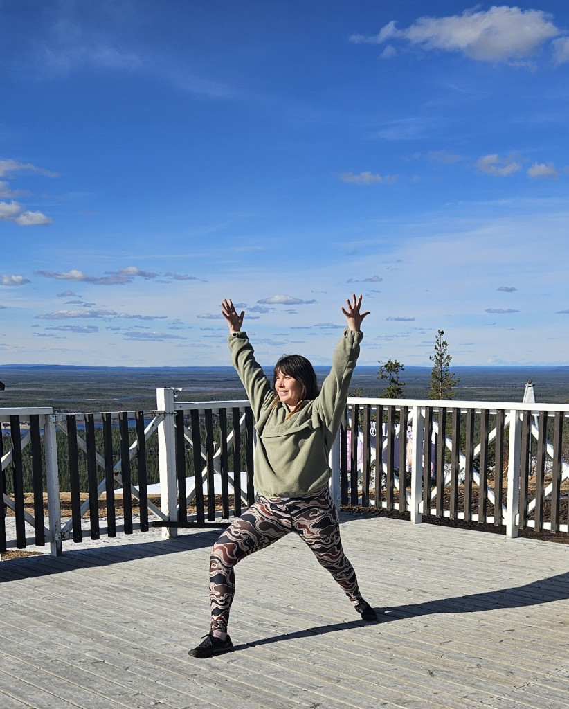 Ulkojooga tunturin huipulla_Valowellbeing