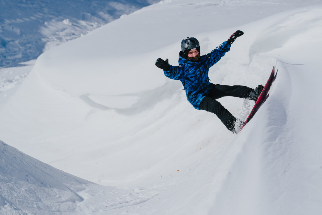 Kid snowboarding in Pyha
