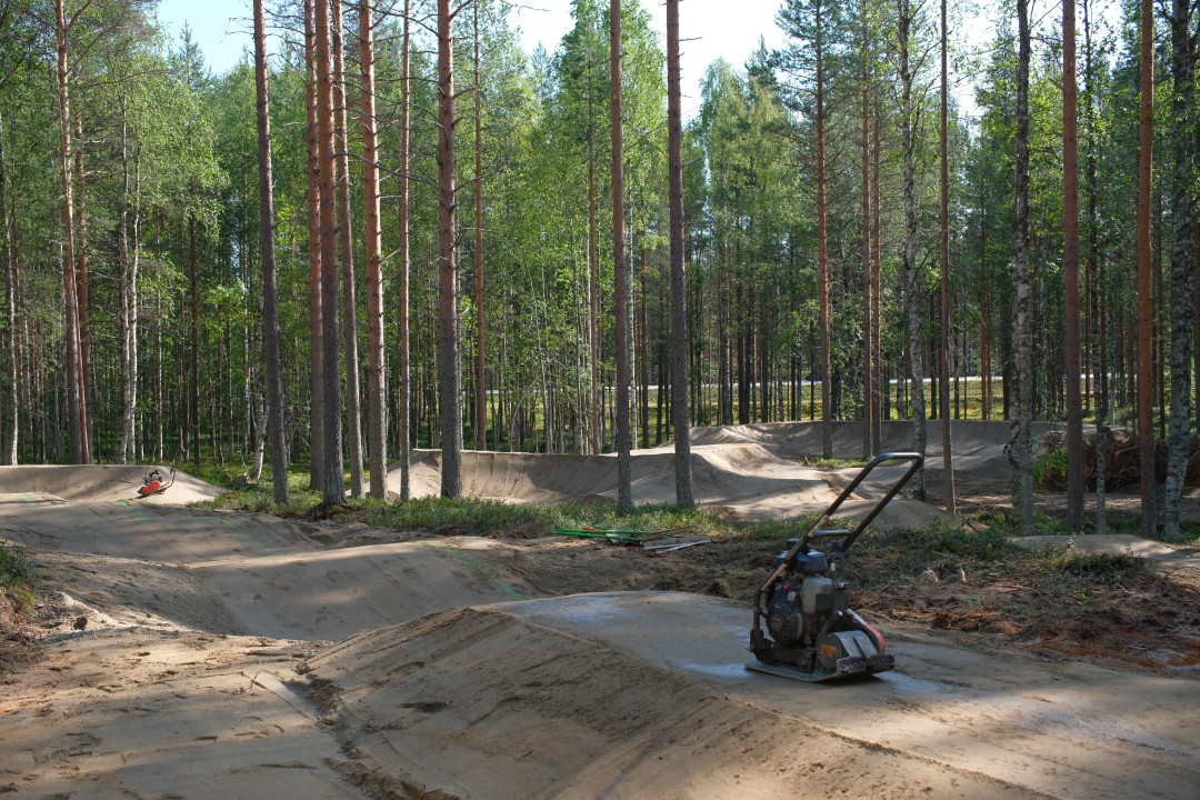 Pyhä pumptrack-radan rakennus