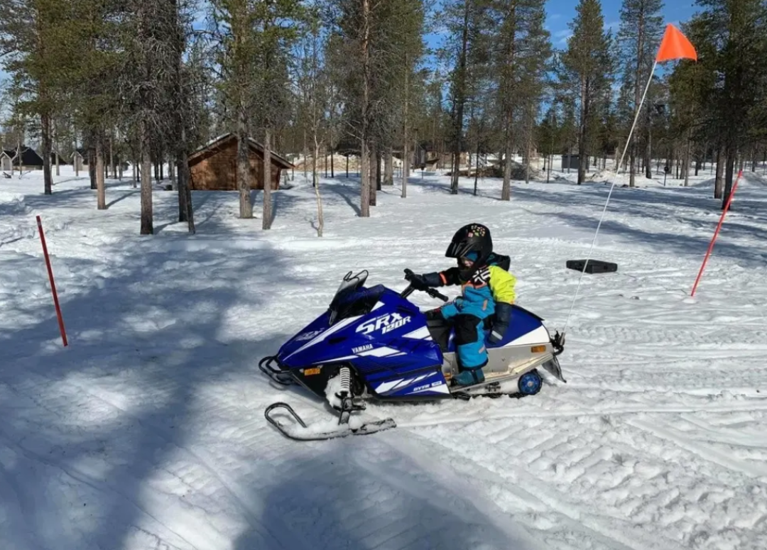 kids_snowmobile Northern light village pyhä