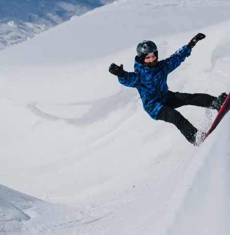 Kid snowboarding in Pyha