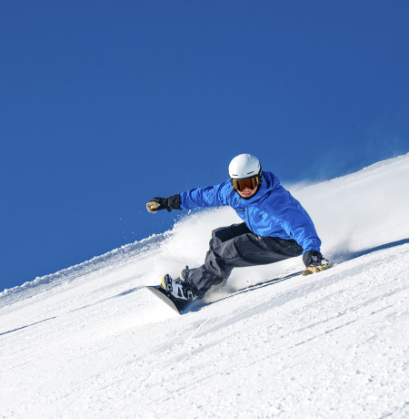 Lumilautailija rinteessä.