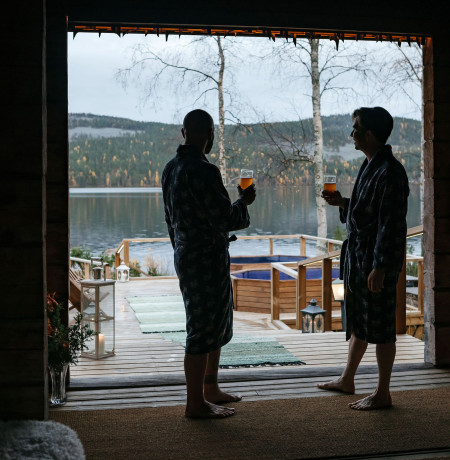 Kesäinen savusauna Pyhäjärven Rannalla