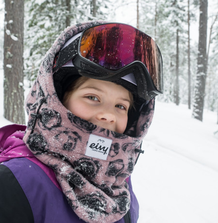 Lapsi lumilautailemassa Pyhällä