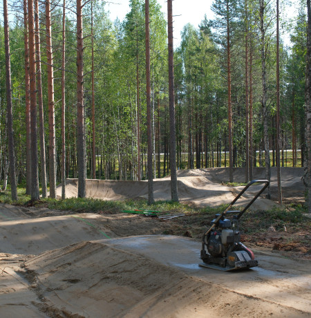 Pyhä pumptrack-radan rakennus