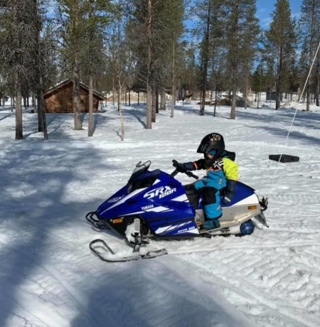 kids_snowmobile Northern light village pyhä