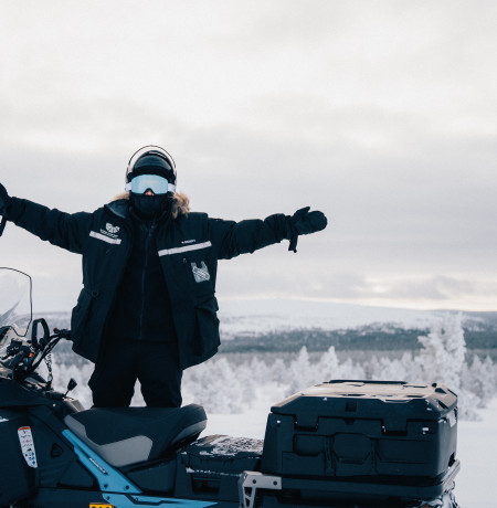 Snescooter i vinterlandskab
