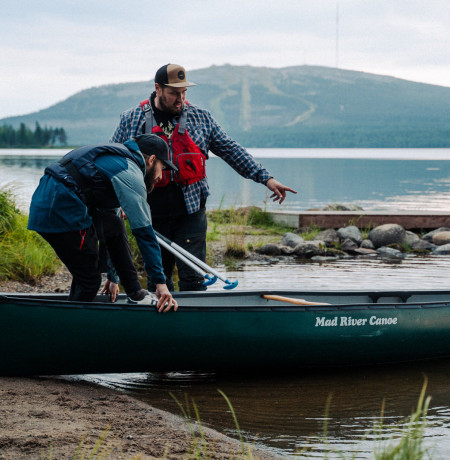 Pyhä Safaris kanoottikalastusta Pyhäjärvellä
