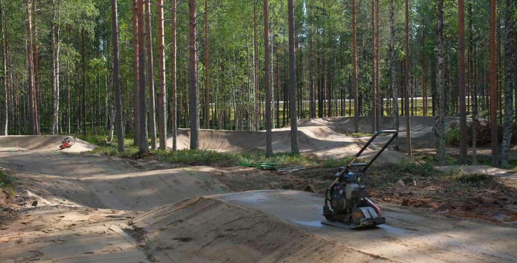 Pyhä pumptrack-radan rakennus