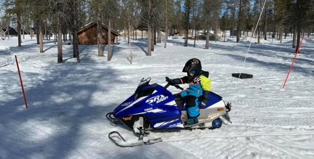 kids_snowmobile Northern light village pyhä