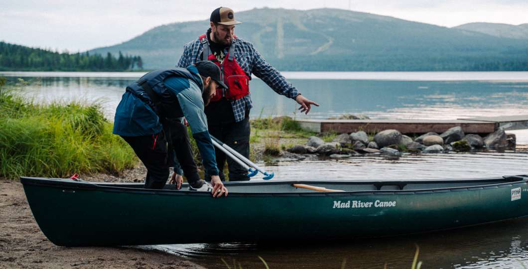 Pyhä Safaris kanoottikalastusta Pyhäjärvellä